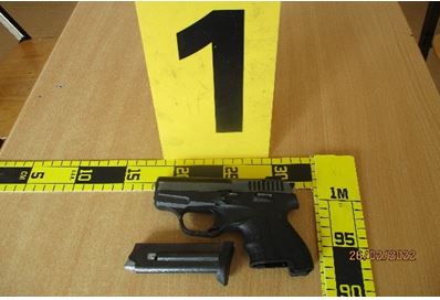 Suharekë: Nxënësi ekspozon armën e zjarrit në orën e mësimit