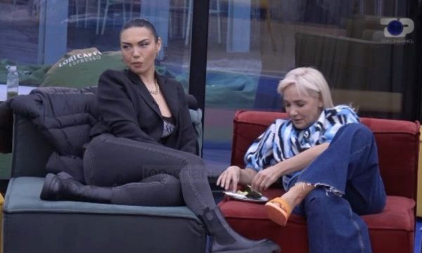 Monika dhe Einxhel puthen në buzë, del video