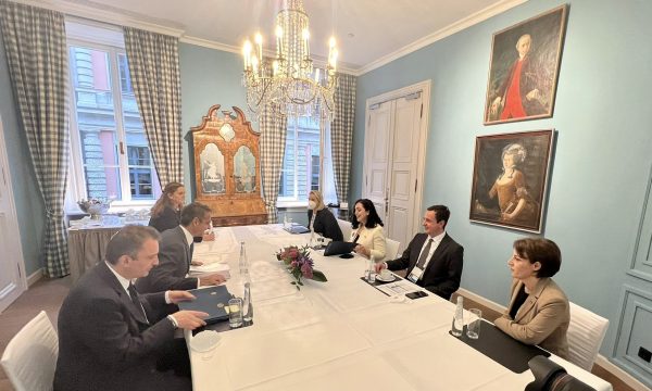 Kurti e Osmani e takojnë në Mynih Kryeministrin grek, ia kërkojnë njohjen