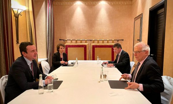 Kurti e Gërvalla mbrëmë kanë takuar Borellin e Lajçakun, flasin par vazhdimin e bisedimeve dhe çështjen e targave