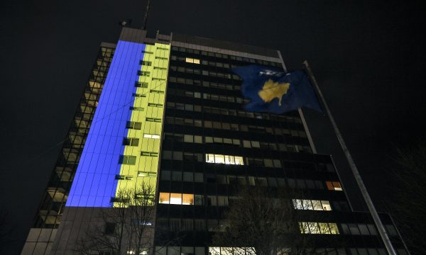 Objekti i Qeverisë së Kosovës ndriçohet me flamurin e Ukrainës në shenjë solidariteti