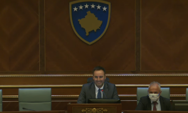 Tollovi në Kuvend, Konjufca ia tërheq vërejtjen Mimoza Kusarit