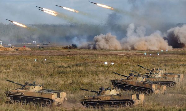 Forcat tokësore të Ukrainës: Pushtuesit rusë kanë mbetur pa karburante, po kërkojnë ushqim nga ukrainasit