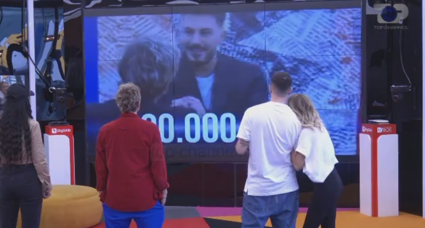 Emocione të forta, banorët ndjekin promon e finales së shumëpritur