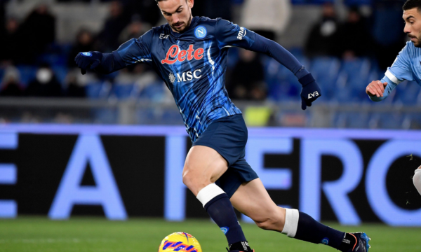 Napoli triumfon në fund dhe merr lidershipin në Serie A