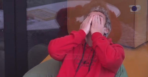 Iliri shpërthen në lot derisa dëgjon këngën e vajzës së tij