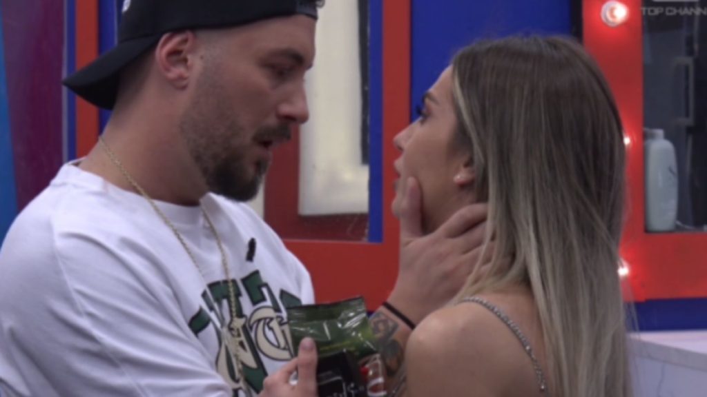 Pak orë nga finalja, Beatrix i bën një dedikim Donaldit