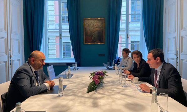 Kryeministri Kurti takon bashkë-drejtuesin e Partisë së Gjelbër gjermane, deputetin Omid Nouripour