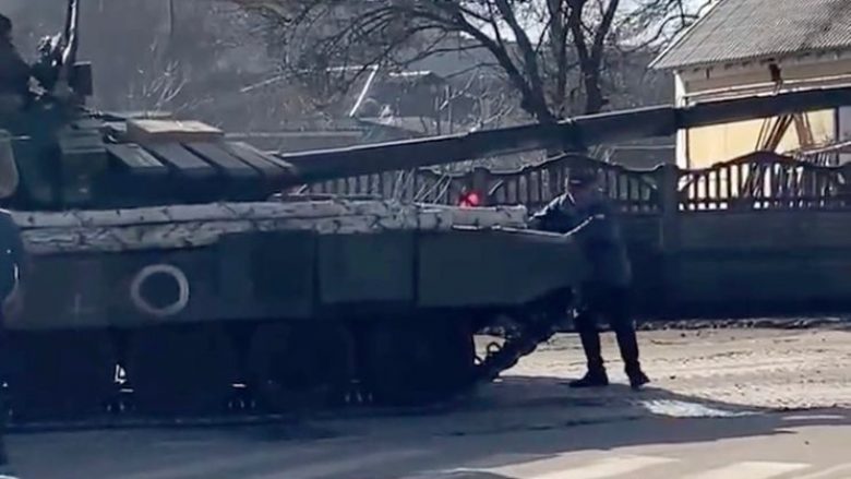 Një burrë përpiqet të ndalojë tankun me duart e tij në Ukrainë