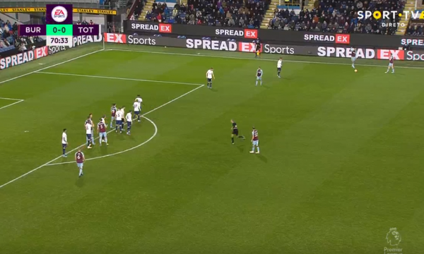 Burnley kalon në avantazh kundër Tottenhamit