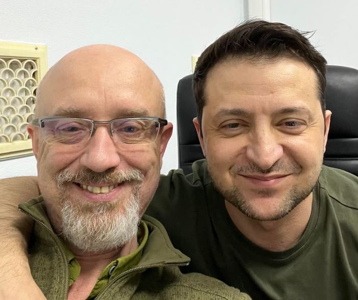 Ministri i Mbrojtjes krahas Zelensky, ka një këshillë për pushtuesit