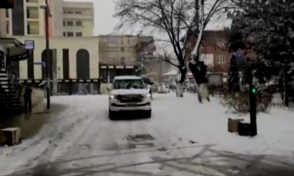 Escobar dhe Lajçak takohen me përfaqësues të PDK-së