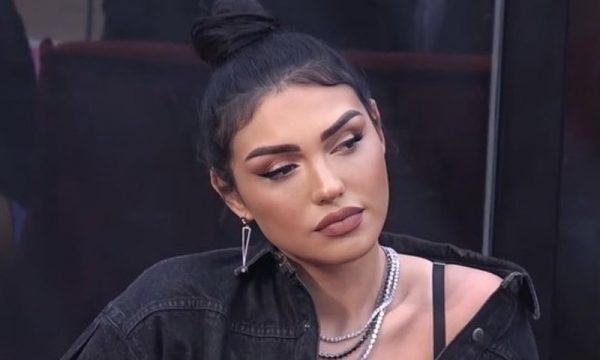 Einxhel përmes fotografive zbulon se me kë e kaloi natën