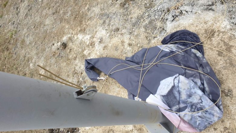 Dëmtohet flamuri me fotografitë e Thaçit dhe Veselit në Skenderaj, Nura e quan akt i ulët