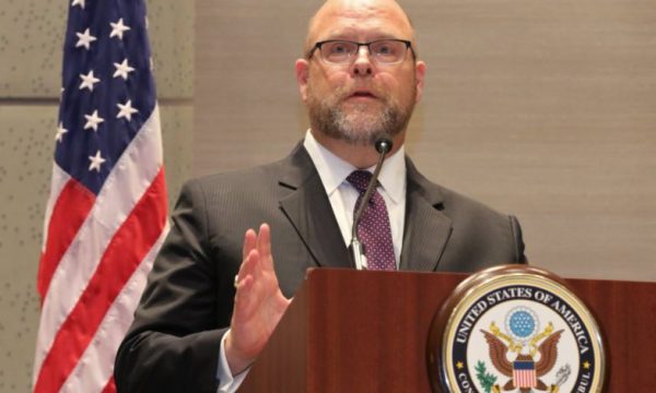 Ambasadori Hovenier: Kosovarët qëndrojnë përkrah Ukrainës ndaj kërcënimeve të Rusisë