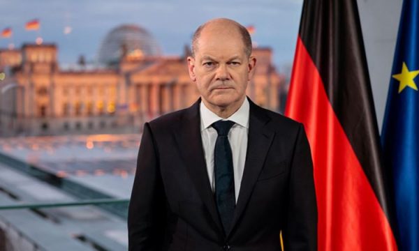 Gjermania ndryshon qasjen me investim 100 miliardësh, kancelari: S’mund të ketë përgjigje tjetër ndaj Putinit