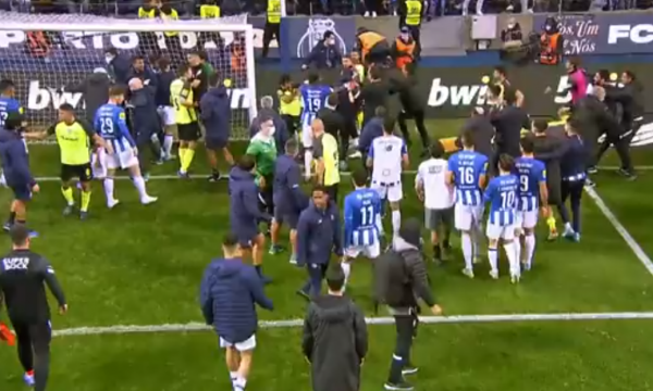 Përleshje e madhe fizike mes futbollistëve në derbin e madh portugez