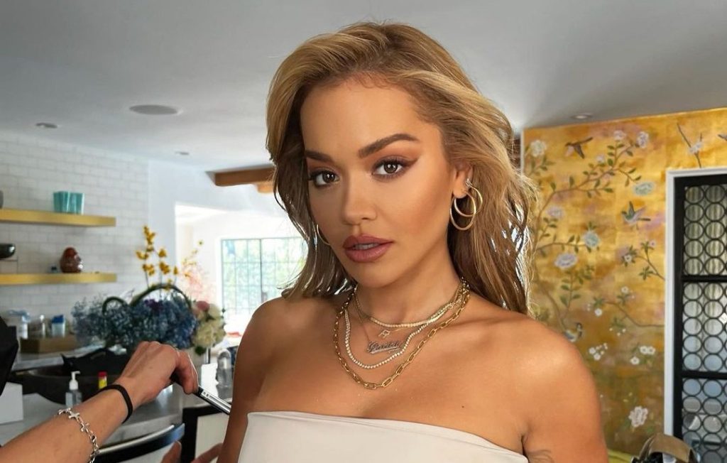 Rita Ora shfaqet mahnitëse në fotosesionin për revistën spanjolle “Elle”