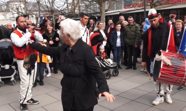 Festa e qytetarëve në përvjetorin e Pavarësisë, nuk mungojnë as daullet e vallja