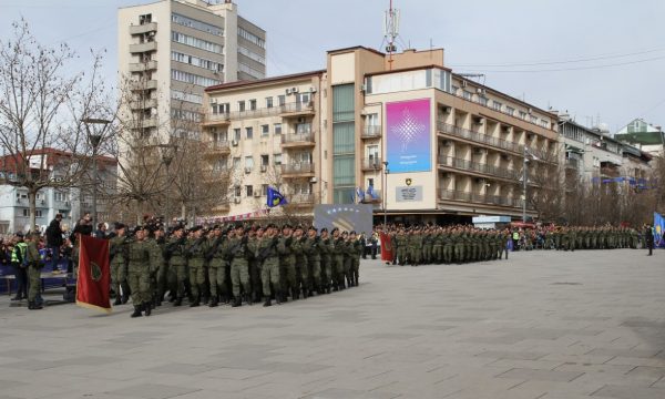 Kështu u dukën sot pjesëtarët e FSK’së gjatë parakalimit