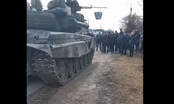 Ukrainasit grumbullohen përpara tankut rus, nuk e lejojnë të kalojë