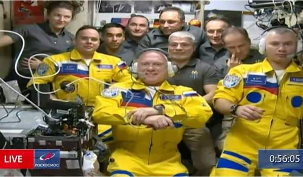 Rusia reagon për veshjet e astronautëve me ngjyra të flamurit ukrainas: Nganjëherë e verdha është thjesht e verdhë