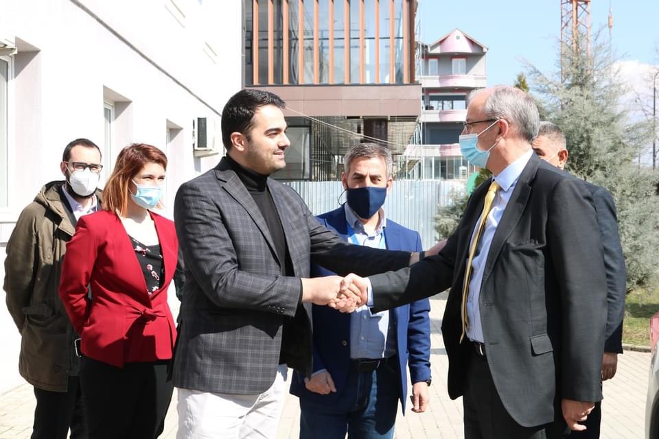Misioni i OSBE-së në Kosovë dhuron donacion pajisje teknologjike për 5 qendra të arsimit në Lipjan