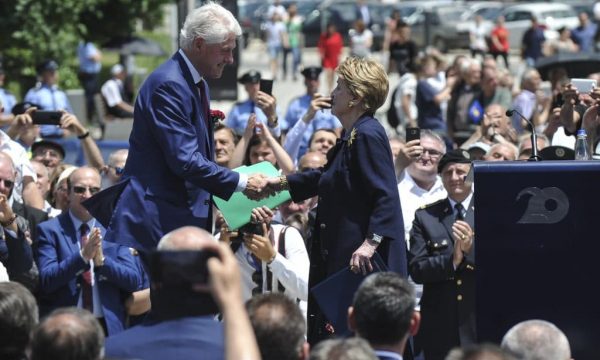 Bill dhe Hillary Clinton kujtojnë kontributin e Albright për Kosovën dhe udhëtimin e tyre këtu para tri viteve