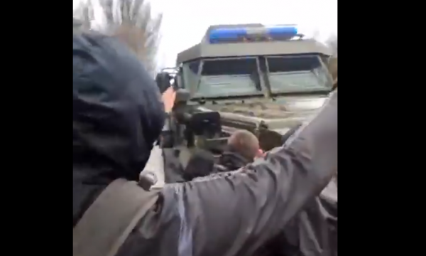 Ukrainasit i dalin përpara konvojit ushtarak, rusët shtijnë në ajër për t’i shpërndarë