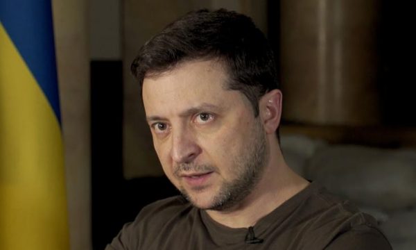 Zelensky konfirmon se 156 civilë të shpëtuar nga fabrika e çelikut kanë mbërritur në qytet