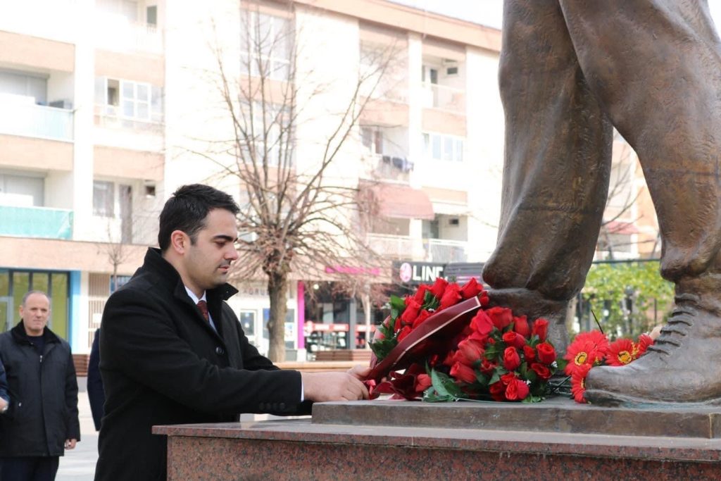 Nënkryetari Bytyqi bënë homazhe tek shtatorja e Komandantit Legjendar “Adem Jashari” në Lipjan