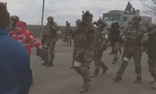 Civilët ukrainas ngriten kundër pushtimit të Khersonit, Ukraina: Rusët i morën 400 civilë