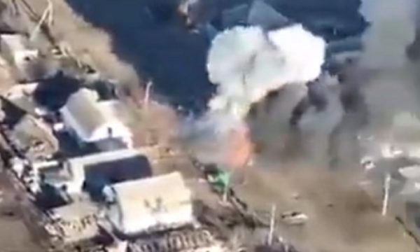 Ushtria ukrainase publikon një video të re të bombardimeve të ashpra të rusëve në terren