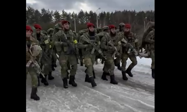 Çeçeni Kadyrov i mbetet besnik shefit të tij, Putin, poston video të ushtarëve të tij duke u nisur në Ukrainë