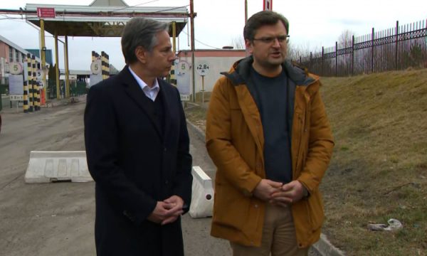 Kryediplomati ukrainas në kufi me Poloninë për takim me Sekretarin Blinken, ky është armatimi që i kërkoi