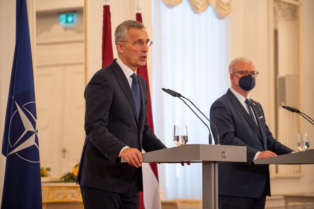 Stoltenberg: Vrasja e civilëve është krim lufte