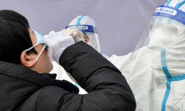 Kina përballet me valën më të rëndë të pandemisë prej 2020-ës
