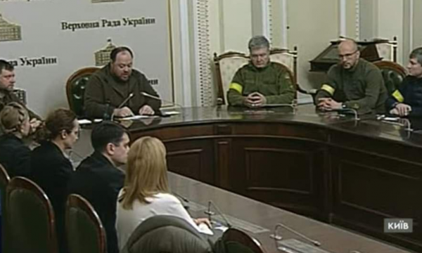 Nga Parlamenti i Ukrainës kanë njoftuar se u është marrë parasysh dhe u është pranuar aplikimi për t’u anëtarësuar në Bashkimin Evropian, me procedurë të përshpejtuar, transmeton Gazeta Express.  Presidenti ukrainas, Volodymyr Zelensky, do të flasë sot para eurodeputetëve. Kuvendi atje njofton se është pranuar edhe dokumenti i nënshkruar nga Presidenti, për anëtarësim në BE.  “Sot, me 1 mars, Presidenti i Ukrainës, Volodymyr Zelensky, do t’u adresohet deputetëve të Parlamentit Evropian”.  “Aplikacioni i nënshkruar për hyrjen e Ukrainës në BE, me procedura të përshpejtuara, u pranua dhe u mor parasysh. Fjalimi i Presidentit do të transmetohet me video”, thuhet në njoftimin e lëshuar nga faqja zyrtare e Parlamentit të Ukrainës në Twitter.  Zelensky, i shoqëruar nga kryeministri ukraianas, nënshkroi dje aplikimin për anëtarësim, derisa ekipi i tij po negocionte me ekipin e Rusisë në kufi të Bjellorusisë.  Ukraina, në gjendje lufte, i ka intensifikuar kërkesat e saj për afrim me Perëndimin, duke kërkuar anëtarësim në NATO dhe BE. /Express/