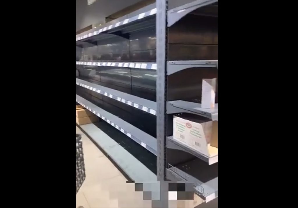 Supermarketet në Ukrainë janë të zbrazura