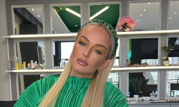 Adriana vjen me një mesazh të hershëm për festën e grave