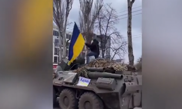 Momenti kur protestuesi valëvit flamurin e Ukrainës mbi tankun rus