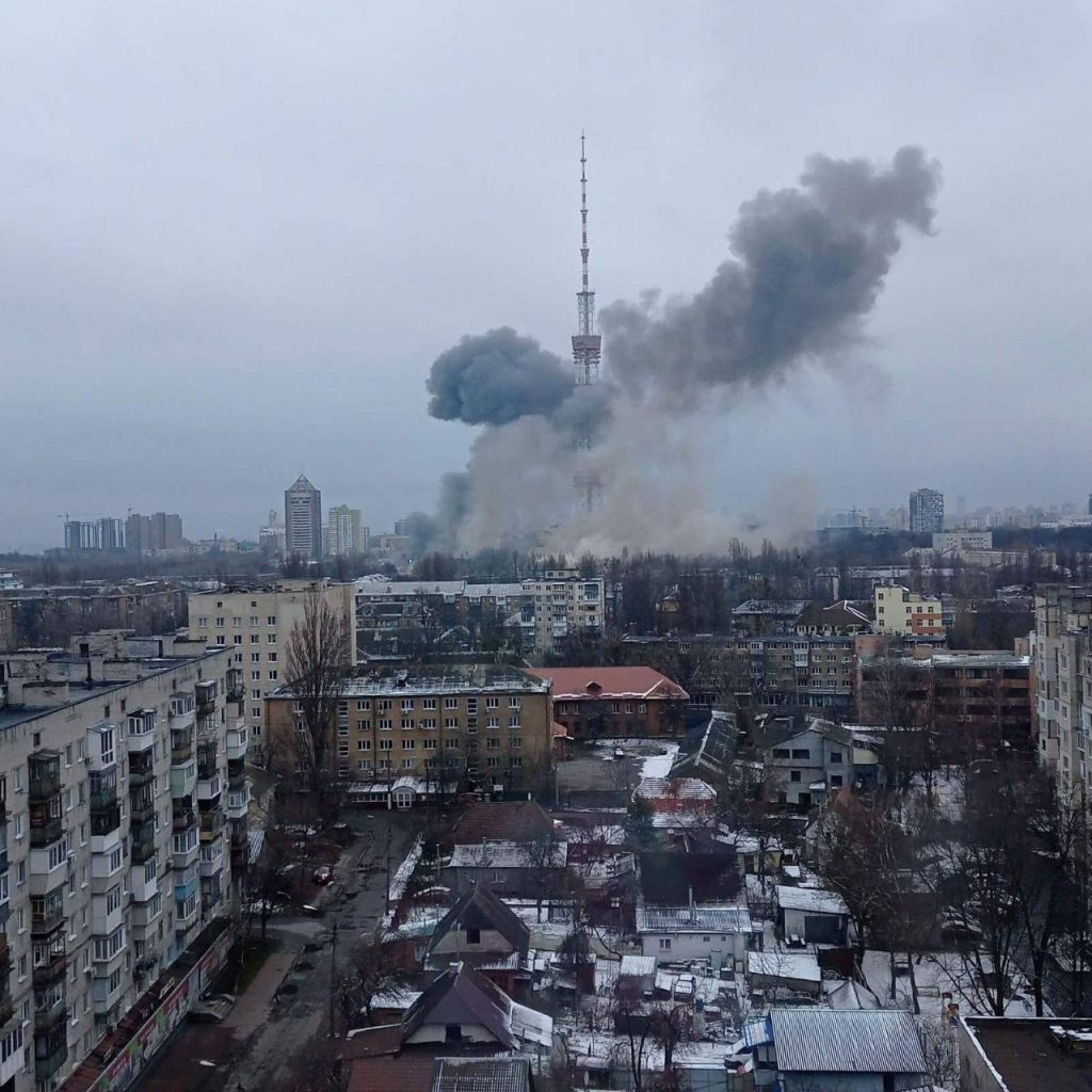 Rusia sulmon kullën televizive të Kievit