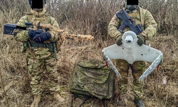 Dy ushtarë ukrainas kapin dronin rus