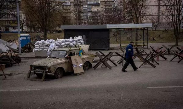 Kryetari i Mykolaiv thotë se trupat ruse po tërhiqen nga qyteti pas sulmit në aeroport