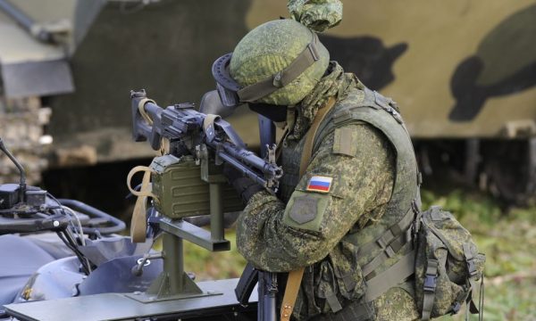 Zyrtari amerikan i mbrojtjes thotë se Rusia ka ende “90% të fuqisë së saj luftarake në dispozicion”