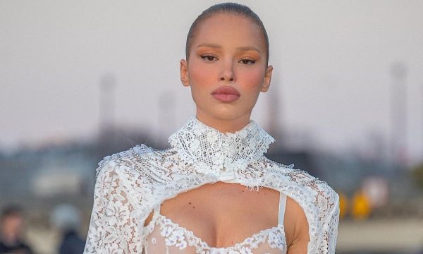 Dorina sfilon në Paris për Aurela Hoxhën