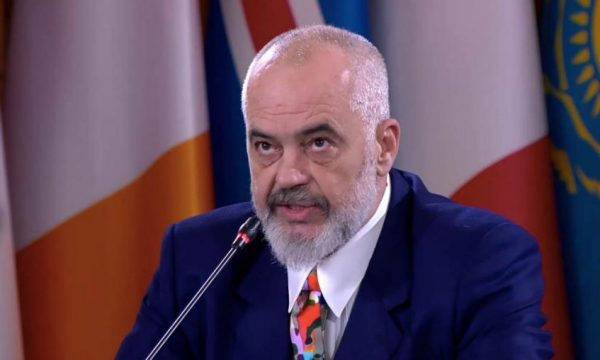 Edi Rama solidarizohet me Zelenskyn, i përmend krimet e serbëve në Kosovë