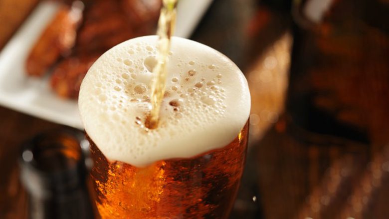 Dy birra dhe një pako kikirikë janë kura më e mirë për rraskapitjen pas vrapimit