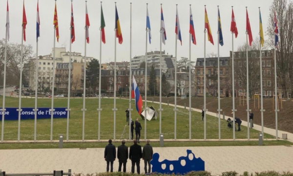 Këshili i Evropës heq flamurin rus, Bildt: Një epokë shprese mori fund edhe zyrtarisht