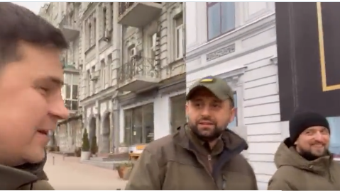 Këshilltari i Zelenskyt me kafe në dorë ecën në Kievin “bosh”: Kryeqyteti i bukur edhe në kohë lufte